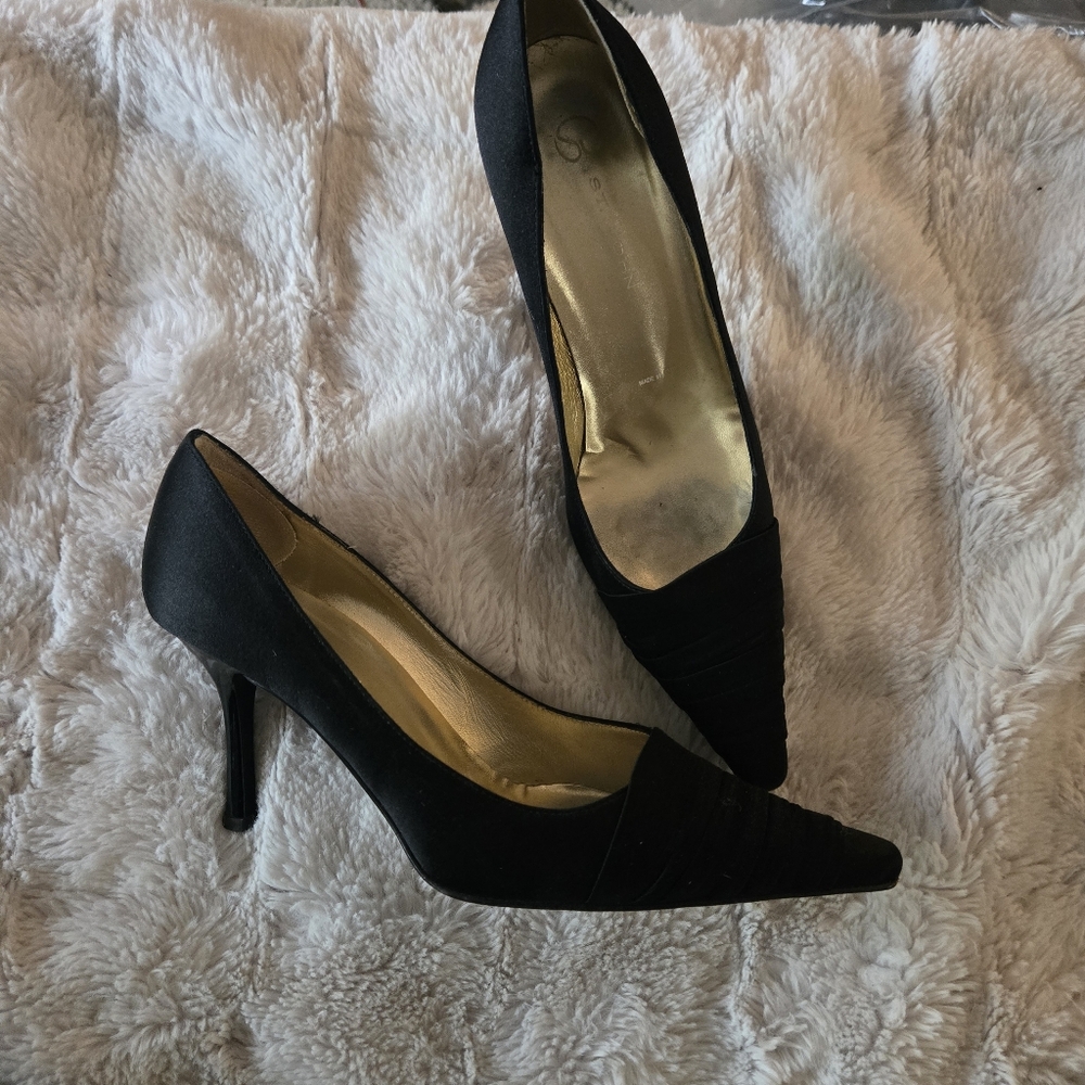 St. John Elegant Black Heels Size 7B